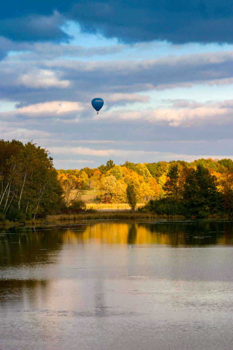 Baloon over the lake